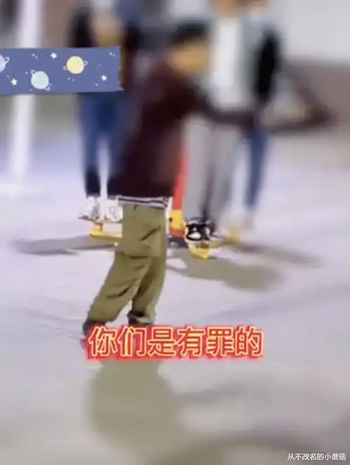 情侣在公共场合举止亲密,大叔发飙狂吼,这里有小孩啊