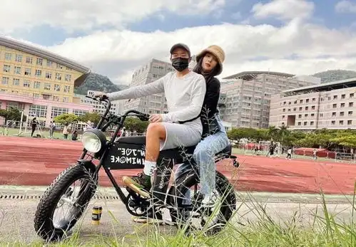 歌手曹格老婆晒游玩照,骑摩托车抱住儿子的腰,两人却都没戴头盔
