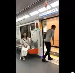 深圳地铁上两男子大喊有地雷,卧倒乘客慌成一片