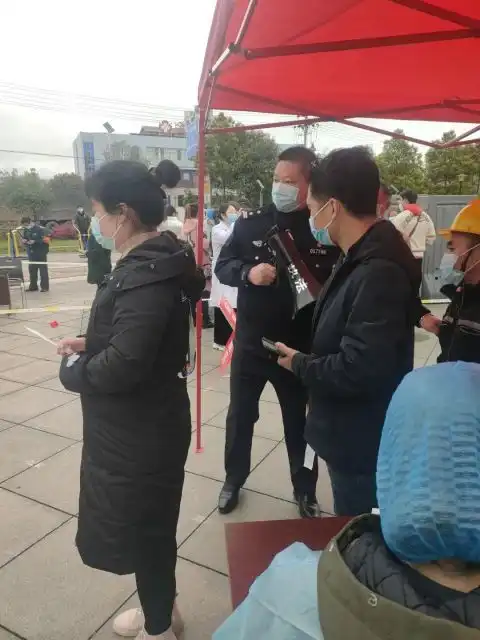 警察护士夫妻档将孩子托付给邻居夫妻奔向防疫一线