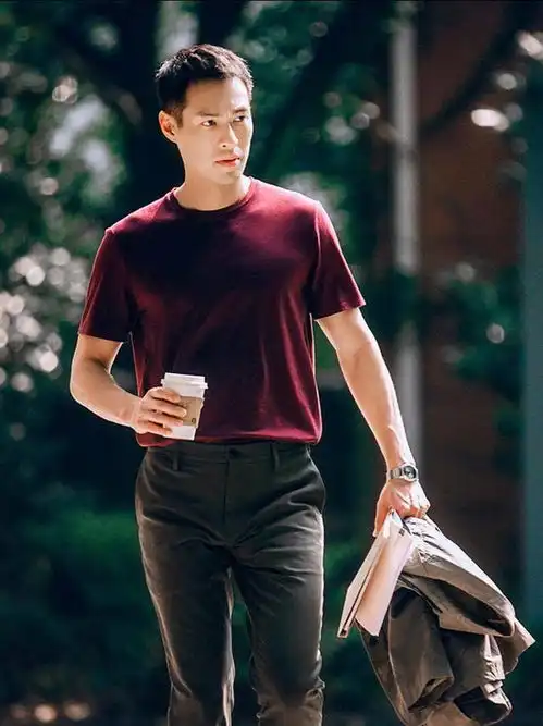 杨祐宁结婚晒甜蜜照这个色调很高级,造型优雅时髦,型男范十足