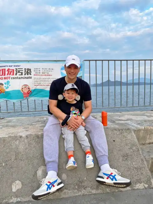 李乘德带娃出游,口罩遮面与胡杏儿分不清,奕霆变假笑男孩萌翻