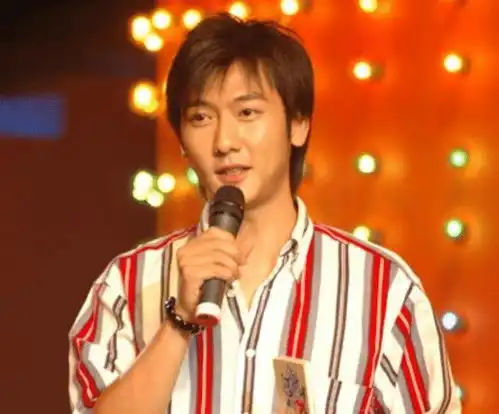 从帅气新闻主播变肿胀油腻男,这个男演员把一手王炸牌打得稀烂