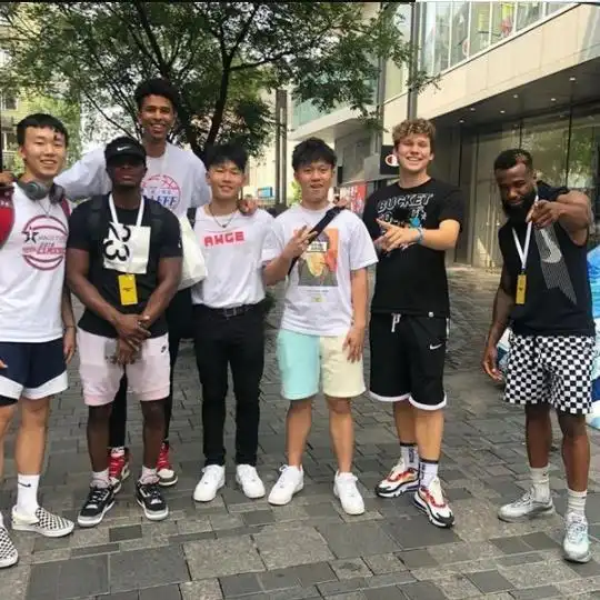 陈坤晒照为儿子预热生日,父子俩超帅,陈尊佑读贵族学校学费惊人