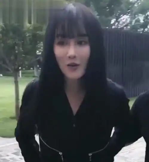 赵本山女儿瘦身成功,身材凹凸颜值拉高不少,却意外撞脸张馨予