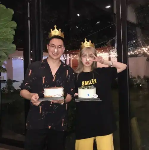 周扬青生日还当电灯泡网友却被陌生男子吸引,看她眼神不简单