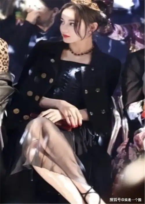热巴的坐姿,lisa的坐姿,杨紫的坐姿,看到张艺凡女王与仙女的区别酷酷