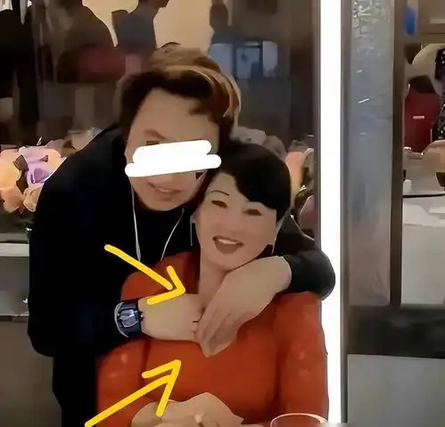 毁三观,女婿摸着丈母娘胸部拍照,疯狂发亲脸摸大腿合照