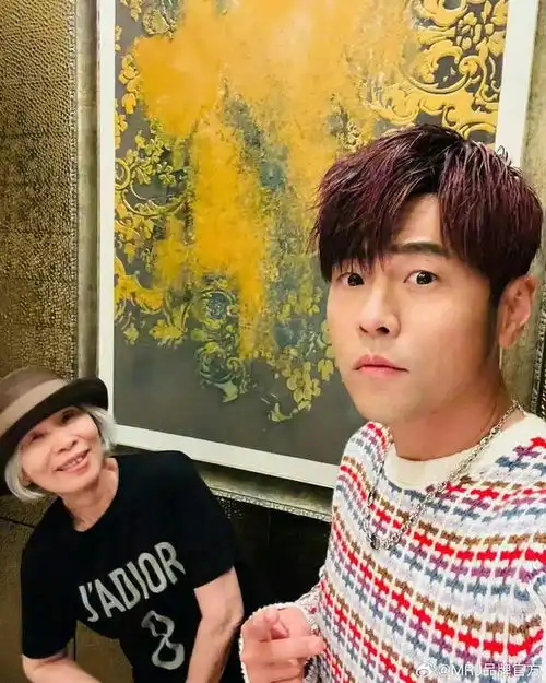 叶惠美优雅现身周杰伦晒母子自拍,秒变活泼大男孩