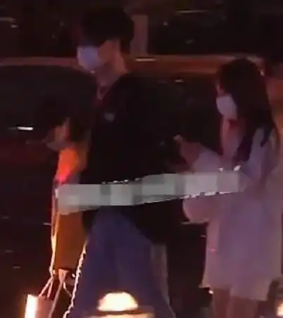 有种依然抢手叫李小璐,深夜聚会男闺蜜,一身白裙仍似少女