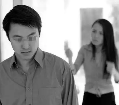 女孩带男友回家,晚饭时哥用脚踢她一下,第二天和男友分手了