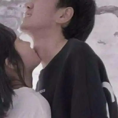 男票撒娇要亲亲丫头别从了他,试试这3动作,铁定更黏你