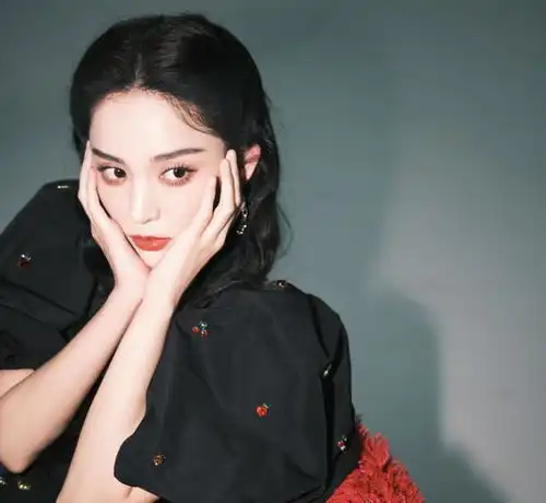 娜扎造型彻底封神,穿泡泡袖裙复古又高级,笑容甜美比初恋都要美