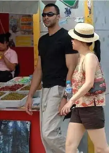 实拍街头上中国女人与外国男人的情侣牵手照,多数是老夫少妻