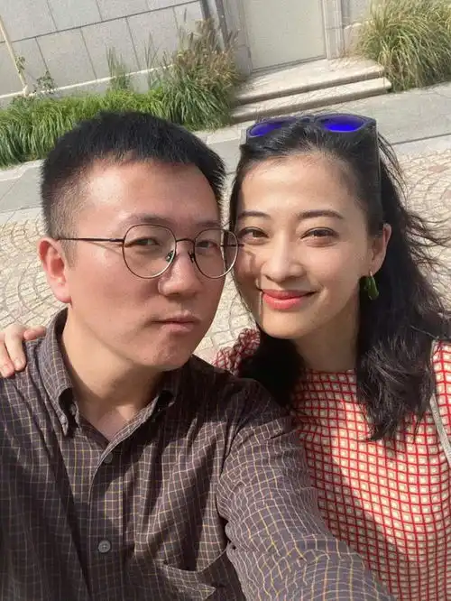45岁梅婷真会穿格子裙配齐肩发,看着年轻十多岁,可脸没了特色