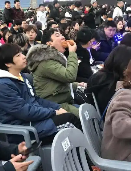 王思聪吃热狗不是偶然也是吃货一枚,路边摊买煎饼妥妥的屌丝范