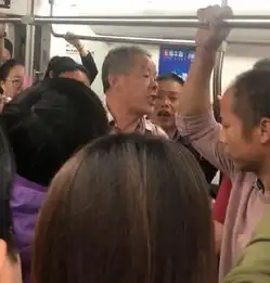 老人地铁上掌掴女孩惹众怒,被两名男子拖出车厢殴打