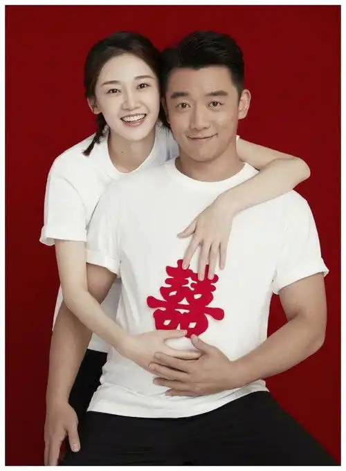 郑恺双喜临门卡点官宣喜讯晒喜照,苗苗凸起小肚成焦点