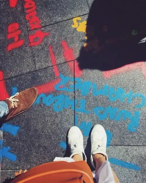 这对中国情侣在朋友圈消失一年,随后发出的照片震撼了无数人