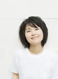 看着镜头微笑的短发美女下载1052171