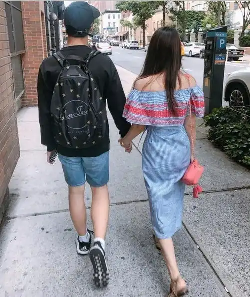 伊能静和儿子手牵手照片,看两人背影好像一对情侣