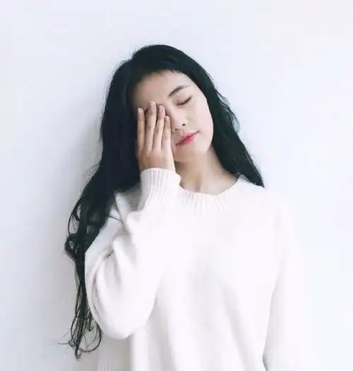找这张图片的情侣头像,如果没有,别的女生上衣长头发遮住左眼也行,要遮住左眼的