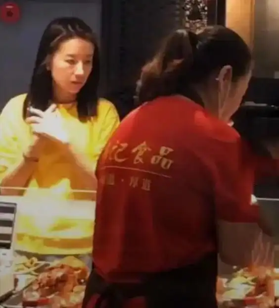 40岁董洁素颜逛街显憔悴,男闺蜜陈坤停发生日祝福,被疑友情生变