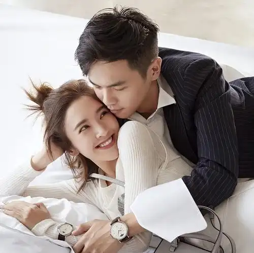 张若昀夫妻参加朋友婚礼,戴眼镜穿着西服帅炸了唐艺昕笑起来真甜