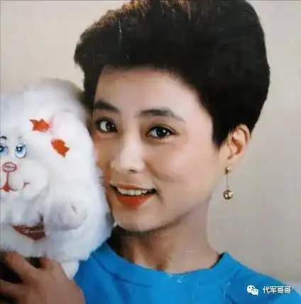 甜歌皇后李玲玉一婚嫁初恋男友,二婚嫁老外,今59岁很幸福