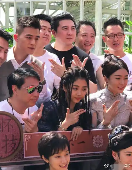 欧豪与马思纯分手后常板着冷漠脸,在片场与女星嬉戏后终露出笑容