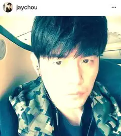 周杰伦给子女买袜子,娇妻昆凌全程贴心相伴