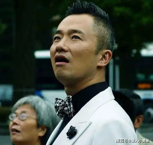 49岁名嘴因病被女友抛弃,转身娶小18岁娇妻,老来得子惹人羡