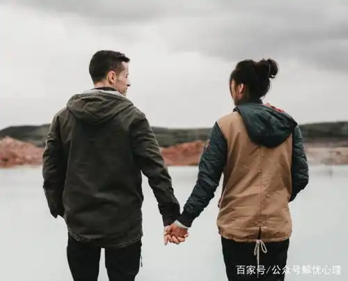 应不应该翻看老公的手机呢这三个已婚女人这样说