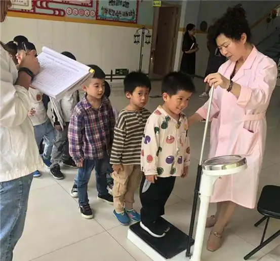 13岁男孩身高停止发育,最多长到一米六,医生父母都有这通病