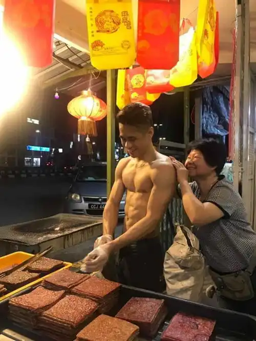 马来肉脯店小鲜肉老板靠性感身材网上走红,大妈顾客趁机揩油