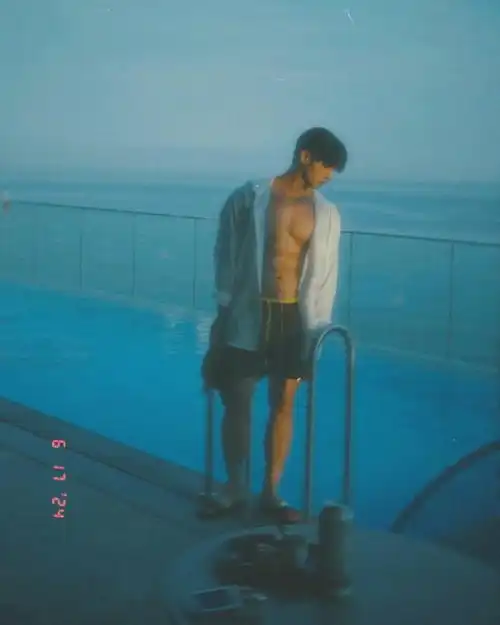 海边惊现肌肉天使这位型男的身材让我忘记呼吸