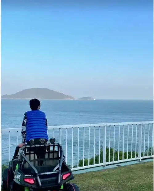 李嘉欣儿子已成为少年,蓝色马甲内搭印花卫衣,撞衫许晋亨一样帅
