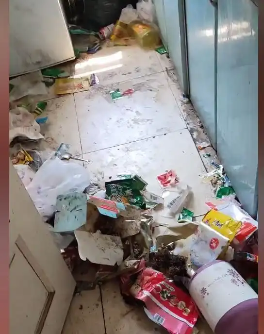 吉林00后情侣房间,堆满垃圾难以下脚,房东都不如好人家的猪窝