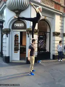 组图情侣合照新姿势站在未婚夫头顶环游世界