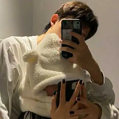 拿着手机照相的爱人头像