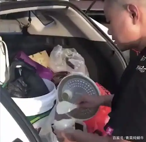 高速遇堵车,男子直接后备箱盛饭开吃,网友堵车堵出经验了