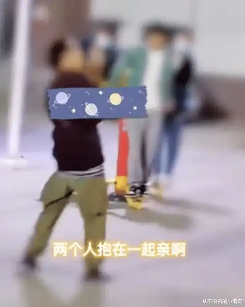 情侣在公共场合举止亲密,大叔发飙狂吼,这里有小孩啊