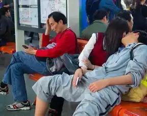 实拍地铁上情不自禁的情侣,最后一张旁边女孩亮了