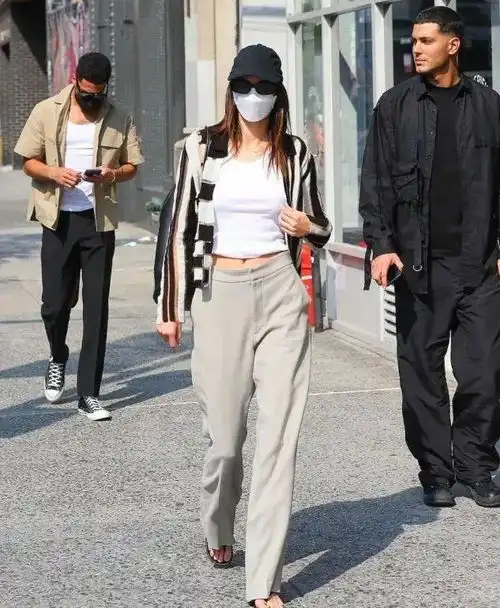 回顾布克前女友和男闺蜜海边度假近乎赤身,詹娜身材傲人