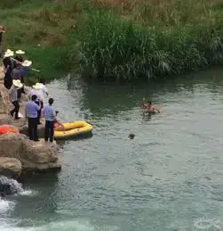 灭门案嫌犯指认现场民众围观警方捞凶器