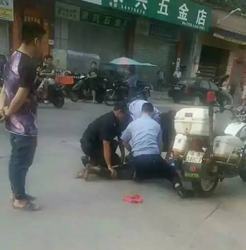 吃豹子胆了南沙黄阁镇一碰瓷男子,拿起大石头就往民警身上砸......