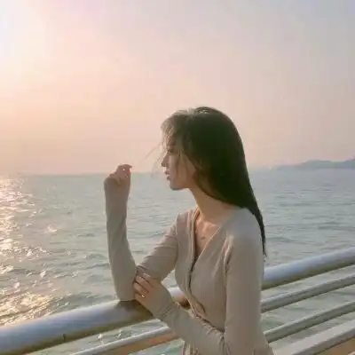 海边情侣头像一男一女亲吻暧昧或幸福拥抱
