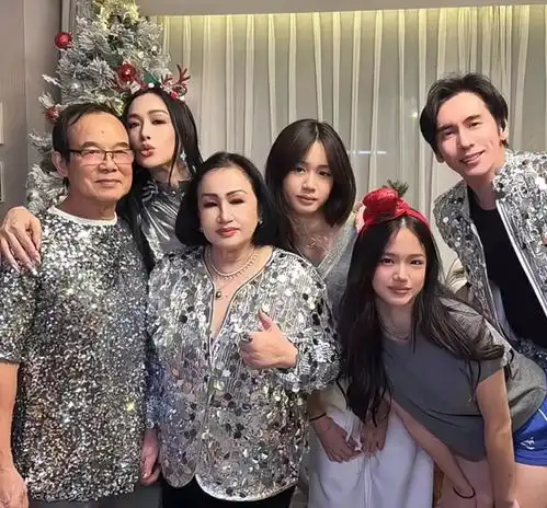 钟丽缇圣诞当新年过,和老公穿情侣装互送豪礼,女儿样貌身材出众