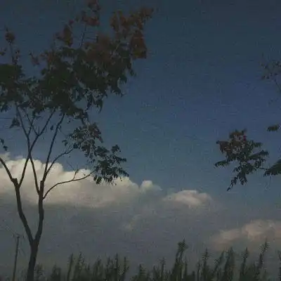 天空云朵唯美图片成熟女人微信朋友圈背景图