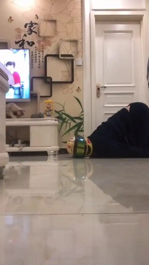 家里的机车少年,对头盔感情深厚,做这种事都得带着